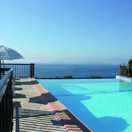 Apartment La Pinede Rez De Jardin Acces Direct Plage Piscine Le Lavandou